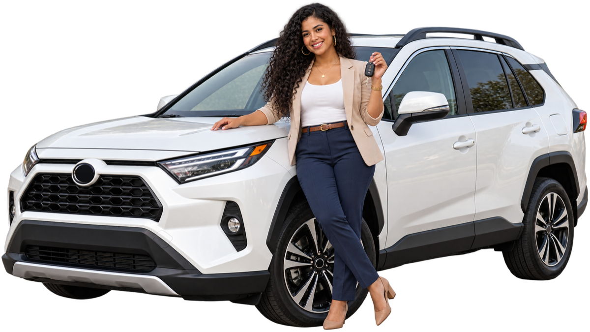 Mujer sonriente muestra las llaves de su auto nuevo