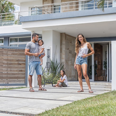 Familia frente a su casa